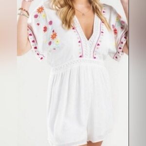 Jun&Ivy Boho White Floral Embroidered V-Neck Romper Size Small